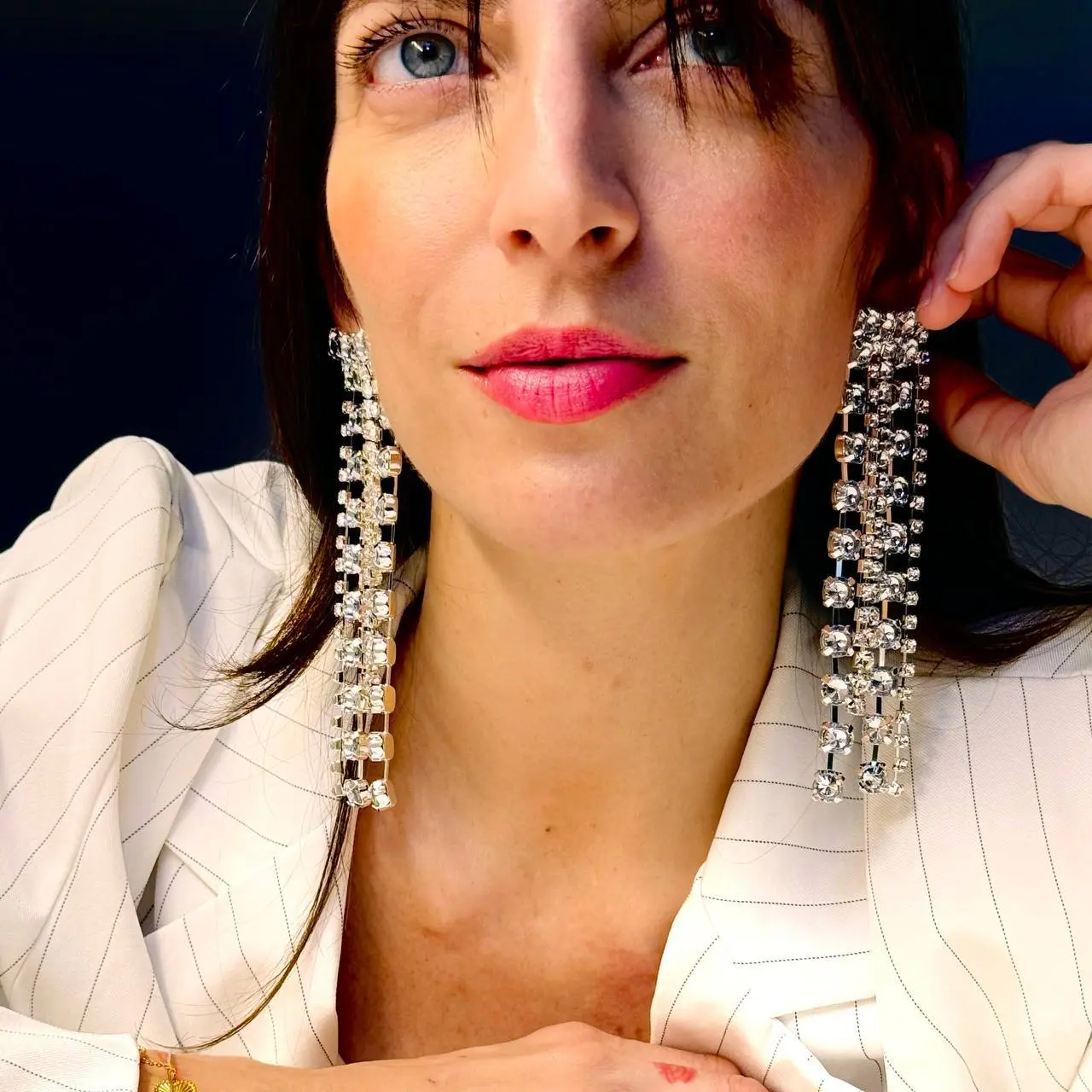 foto Daniela di Big Eyes Creations che indossa orecchini lunghi eleganti in acciaio con strass