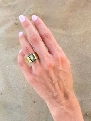 foto di mano con anello di pietra