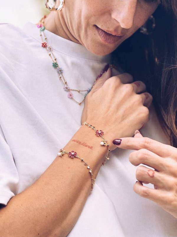 Foto Ragazza che indossa collane e braccialetti personalizzabili