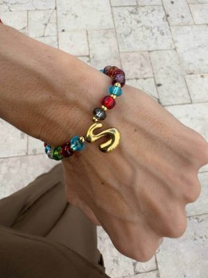 bracciale con perline colorate personalizzabile con charms iniziali