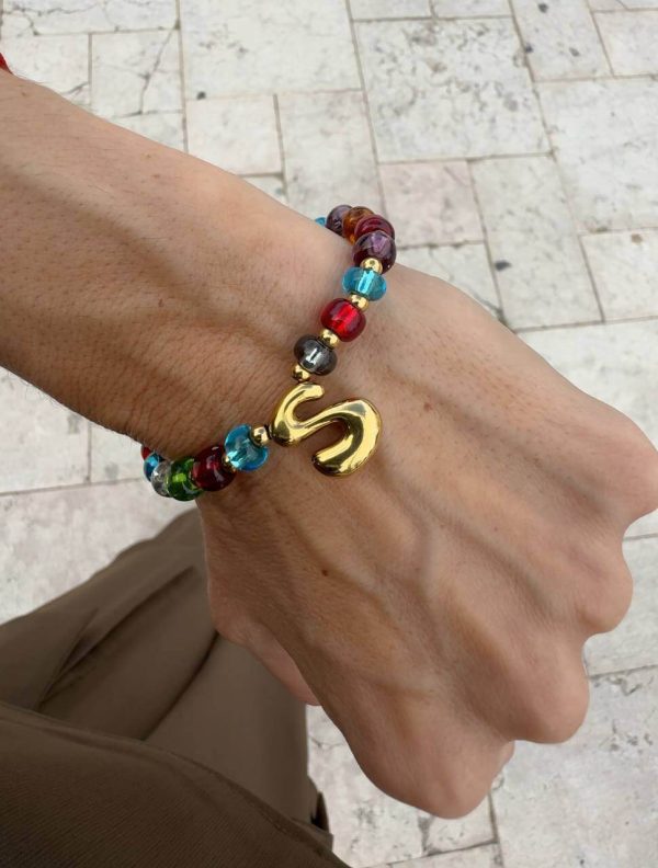 bracciale con perline colorate personalizzabile con charms iniziali