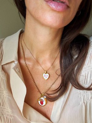 foto collane acciaio dorato con charms di big eyes creations indossate da daniela greco in layering