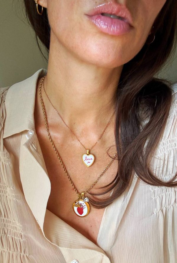 foto collane acciaio dorato con charms di big eyes creations indossate da daniela greco in layering