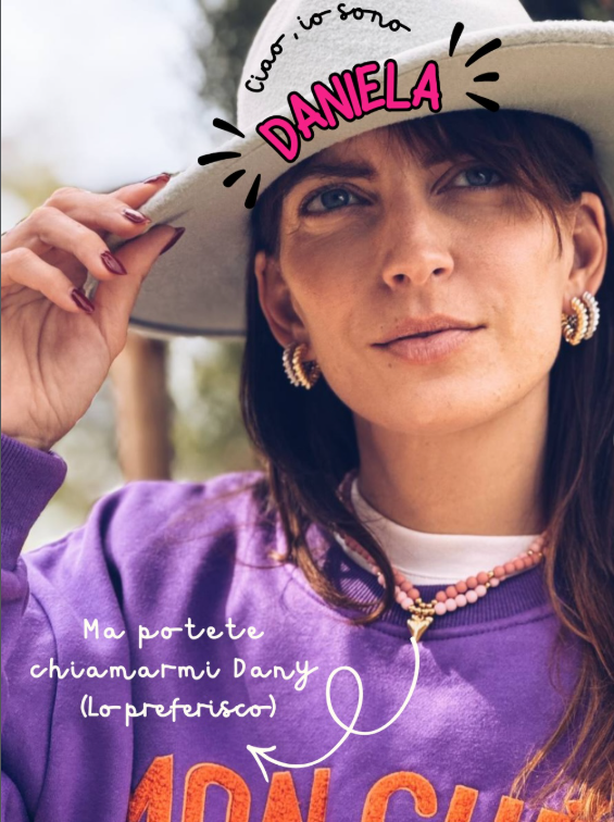 foto in primo piano di ragazza con cappello texano bianco. La ragazza è Daniela Greco di Big Eyes Creations che indossa i suoi gioielli