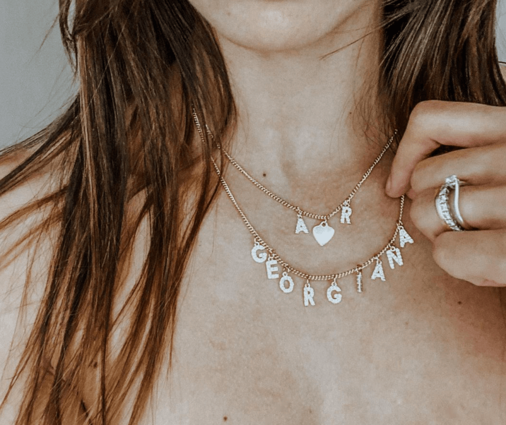 foto ragazza mezzo volto che indossa la collana Santiago personalizzabile Santiago di Big Eyes Creations